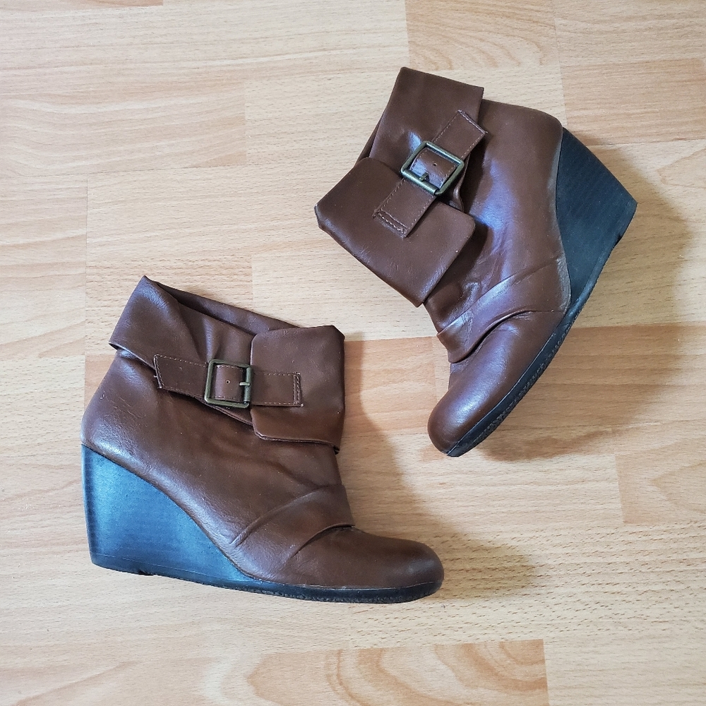 Giselle faux leather brown ankle wedge boot size 6